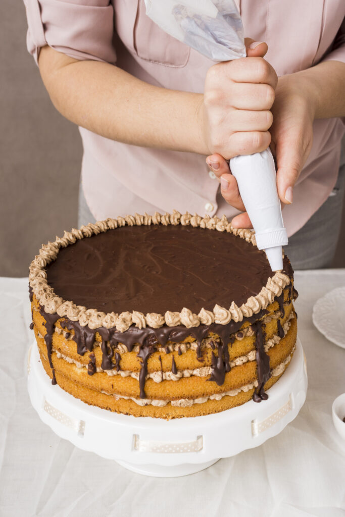Mulher mostrando como rechear o bolo de chocolate sem vazar nas laterais