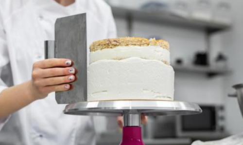 Como nivelar um bolo perfeitamente sem cortador